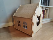Drewniany domek dla kota z poduszką