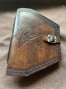 Notes skórzany ze znakiem przedwiecznych 2, wymienne kartki. Szkicownik