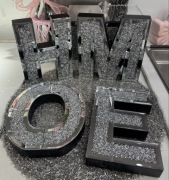 Cudne wielkie litery glamour z napisem Home