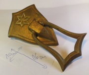 kołatka drzwiowa masywny mosiężny kołatnik z końca XIX / początku XX w