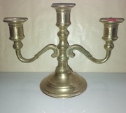 Trójramienny świecznik mosiężny.