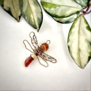 Ręcznie robiona zawieszka ważka z bursztynem, larimarem i masą perłową