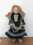 Lalka porcelanowa wys 36cm blondynka w zieleni