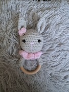 Miś grzechotka zrobiony na szydełku 