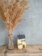 Drewniany domek żółty dekoracja