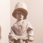 Figurka Mały Powstaniec - betonowa dekoracja