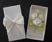 Mini bukiecik z krepiny w pudełeczku hand made. Komunia.