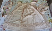 Elegancki damski fartuch dirndl z koronkową lamówką perłowy beż 44/46