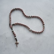 Różaniec z metalowych i perełkowych koralików – elegancki i wyjątkowy