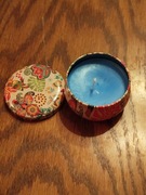 Śliczne ręcznie robione zapachowe świece sojowe w metalowym pojemniczku