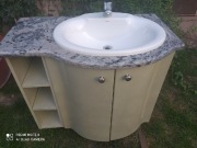 Umywalka z szawka i marmurowym blatem