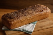 Chleb orkiszowy na zakwasie z ziarnami i kminkiem 