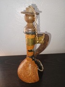 Ozdobna butelka z winem, skórzana oprawka, rękodzieło, styl vintage.