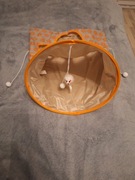 Tunel dla kota z zabawką – składany, przenośny, z pomponem