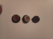 trzy bączki od czapek