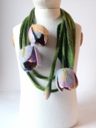 Długi ręcznie filcowany naszyjnik z tulipanami. Rękodzieło, Boho, Prezent.