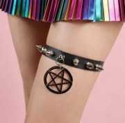 Gotycka podwiązka, Harness 