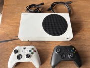 Konsola Xbox Series S + 2 pady | stan idealny | pełny zestaw