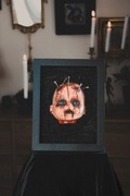 Gotycka Ramka z Głową Lalki Horror Macabre Art