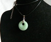 Jasno zielony jadeit, kółko z dziurką, delikatny wisiorek uniseks