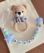 Zestaw podarunkowy: grzechotka + zawieszka na smoczek 