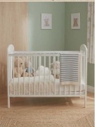 Przepiękne białe łóżeczko z Misiem – urocze i ponadczasowe! 