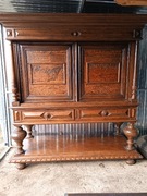 Piękny rzeźbiony stary mebel