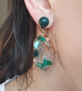 Kolczyki Apart wiszące butelkowa zieleń złoto żywica epoksydowa