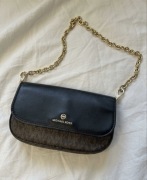 Michael Kors mała torebka baguette brązowa monogram skóra naturalna łańcusz