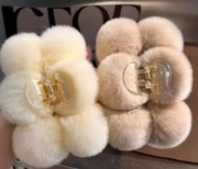 2 pluszowe spinki z pomponików 12 cm klamry