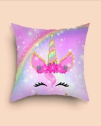 Poszewka na poduszkę z nadrukiem jednorožca.