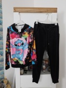 Dres Stich czarny z weluru, kaptur, kieszenie.