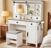 Toaletka z lustrem LED i taboretem – styl farmhouse