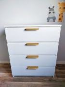 Komoda TANGE Jysk 4 szuflady biały złote uchwyty