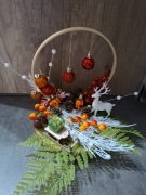 Stroik świąteczny na drewnianym pniu renifer bombki  na obręczy 