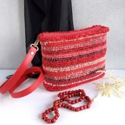 Czerwona szydełkowa torebka z melanżowej włóczki