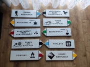 Drogowskaz do  pokoju, pensjonatu,  domku, , apartamentu,  hotelu.