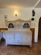 Drewniany zabytkowy kredens odnowiony malowany