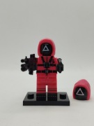 Minifigurka Game Manager trójkąt z Squid Games Kompatybilna z LEGO