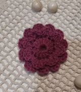 Kwiatek 3D róż cyklamenowy , włóczka