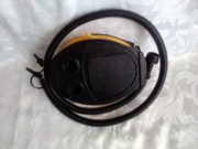 Pompka nożna z wężykiem i dwoma końcówkami. 