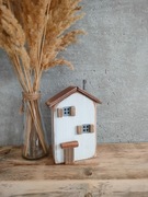 Drewniany domek biały dekoracja