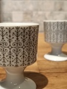 Zestaw dwóch porcelanowych kieliszków na jajka / Vintage