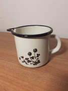 Stary kubek emaliowany z dziubkiem do mleka