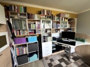 Zestaw mebli młodzieżowych – 2 łóżka + biurko, praktyczny komplet