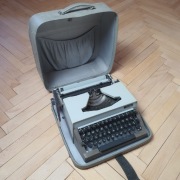 Maszyna do pisania ERIKA w walizce – Kultowy Vintage (Polska czcionka)