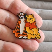 Urocza nowa przypinka igłowa  przyjaźń Kubuś Puchatek i Tygrysek 
