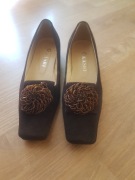 włoskie buty na obcasie z rozetą