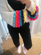 Biały bawełniany sweter kardigan z kolorowymi rękawami boho Onesize