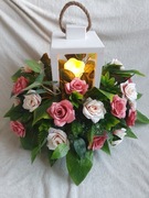 stroik na grób cmentarz lampion latarnia drewniana znicz led różowe róże